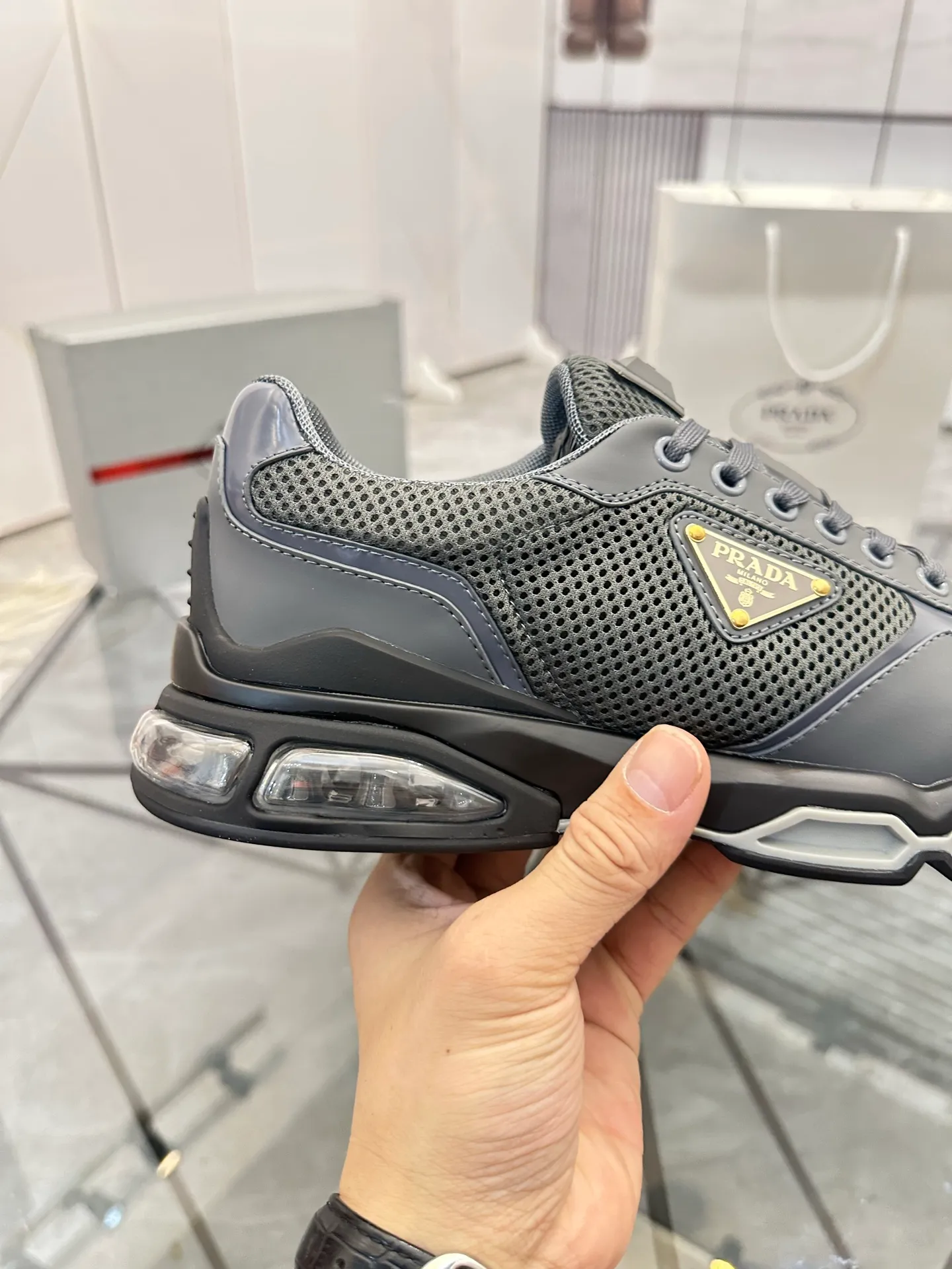 Men's shoes for sale 💰: 💰P660¥ High-end top quality Product trademark: Prada *"Prada*" low-top casual shoes Regular size: 38-45 (can be customized to 46) Product materials: Upper imported first-layer cowhide spliced ​​with original fabric, breathable lining, cowhide foot pads, original air cushion outsole. No.: 001